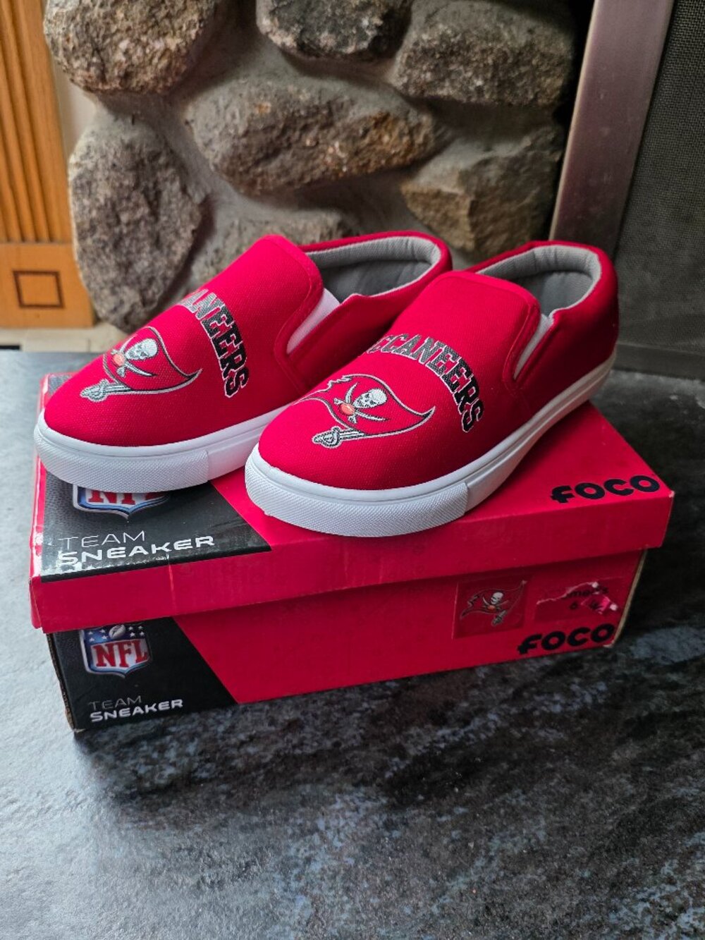 NWT NFL Tampa Bay Buccaneers Slip-On Sneakers Size 6